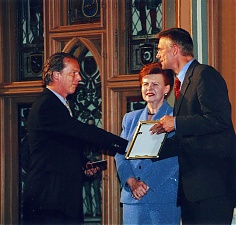 2005 год. Президент Латвии Вайра Вике-Фрейберга вручает приз за 3 место в номинации «Лучший инновационный продукт».